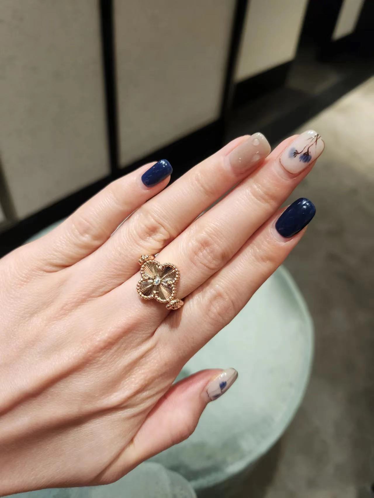 最新vca梵克雅宝镭射红玉髓翻转戒指多少钱，哪里买便宜– 深圳市布凌凌珠宝有限公司【千与千寻珠宝定制官网】 - 深圳水贝店|